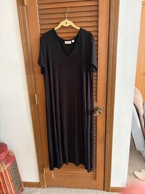 Belle by Kim Gravel Black V-Neck Short Sleeve Maxi Dress